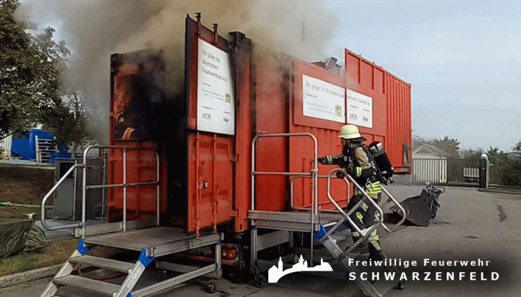 Realbrandausbildung im Brandübungscontainer des LFV Bayern